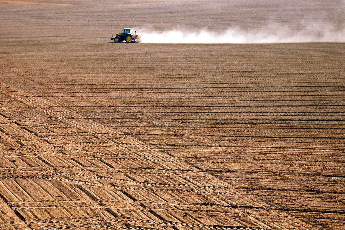 Trator preparando o campo